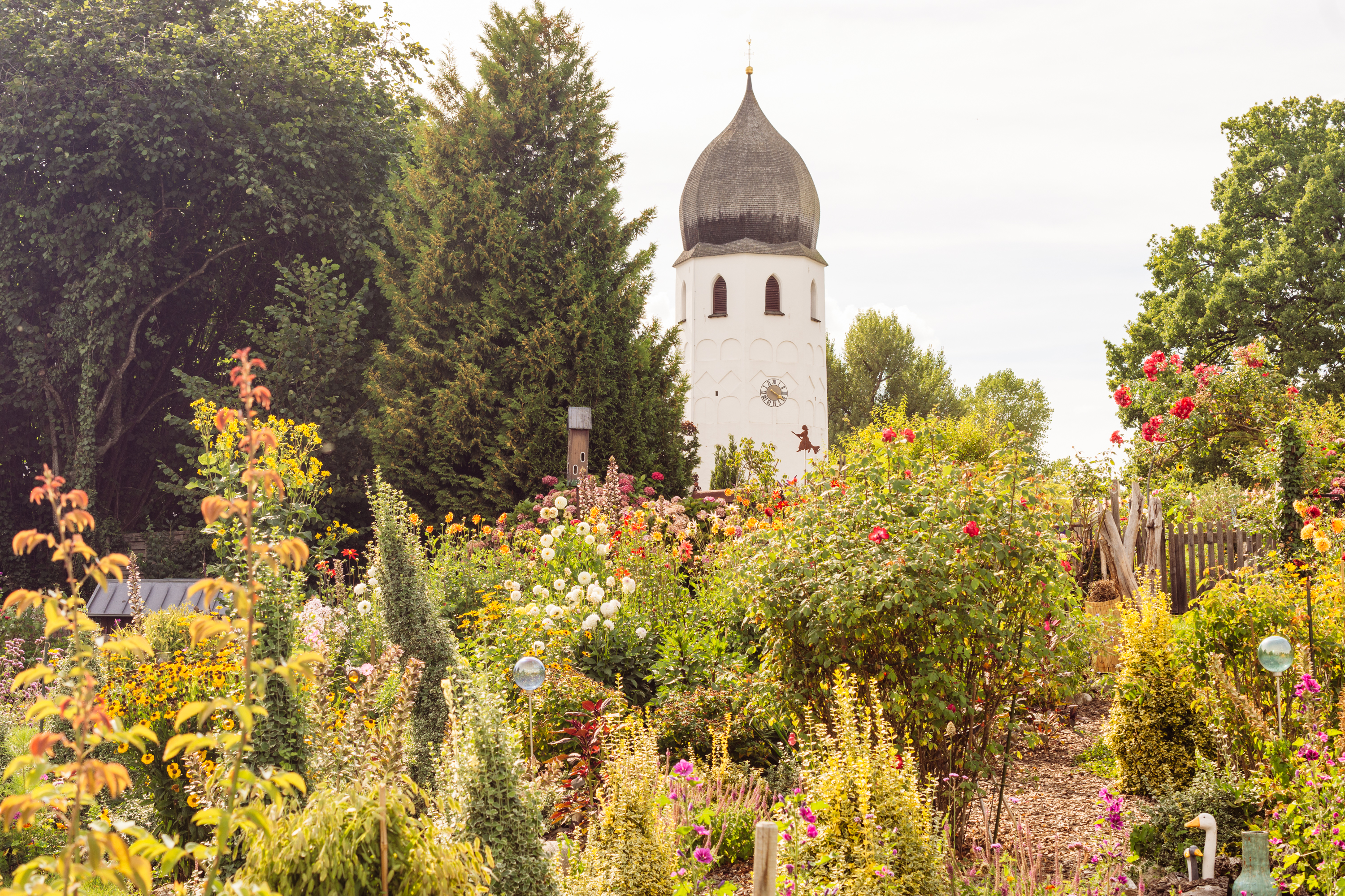 Klostergarten auf der Fraueninsel, Bauerngarten im Sommerlicht