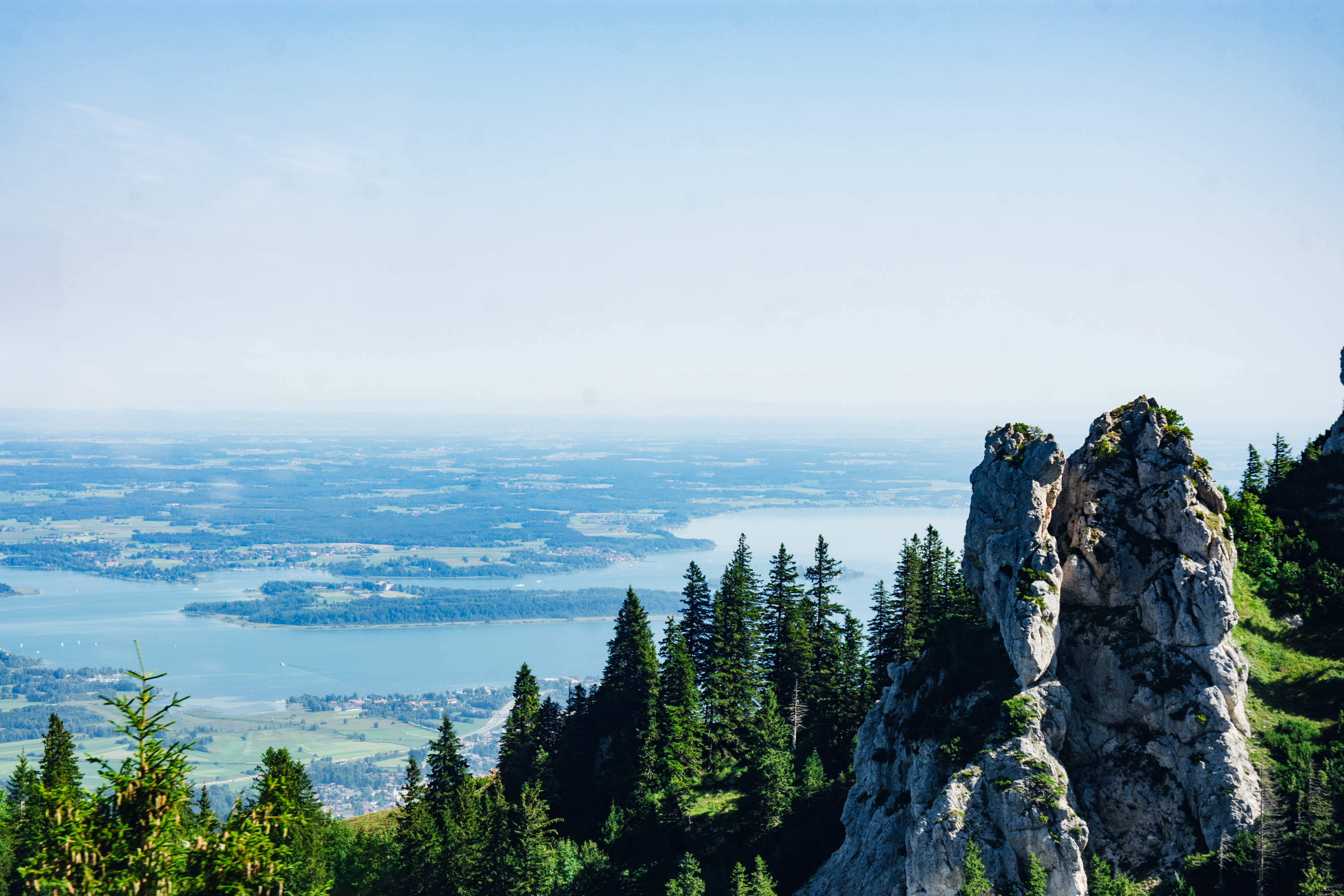 Blick von der Kampenwand auf den Chiemsee mit Fraueninsel